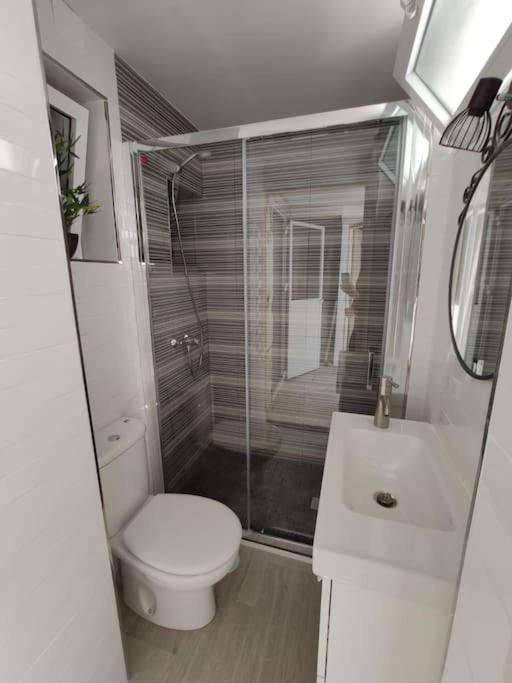 Casa Familiar Patio Y 2 Banos Con Aire Acondicionado