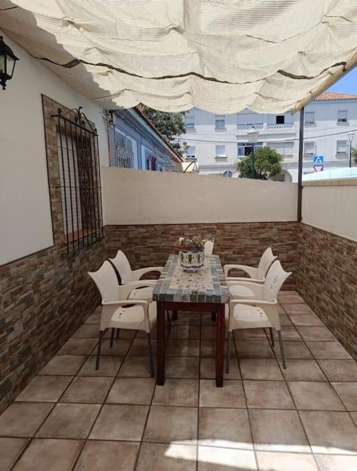 Casa Familiar Patio Y 2 Banos Con Aire Acondicionado Apartment *